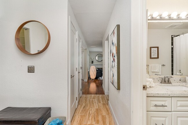 Building Photo - Updated Bellevue Condo in Racquet Club — P...