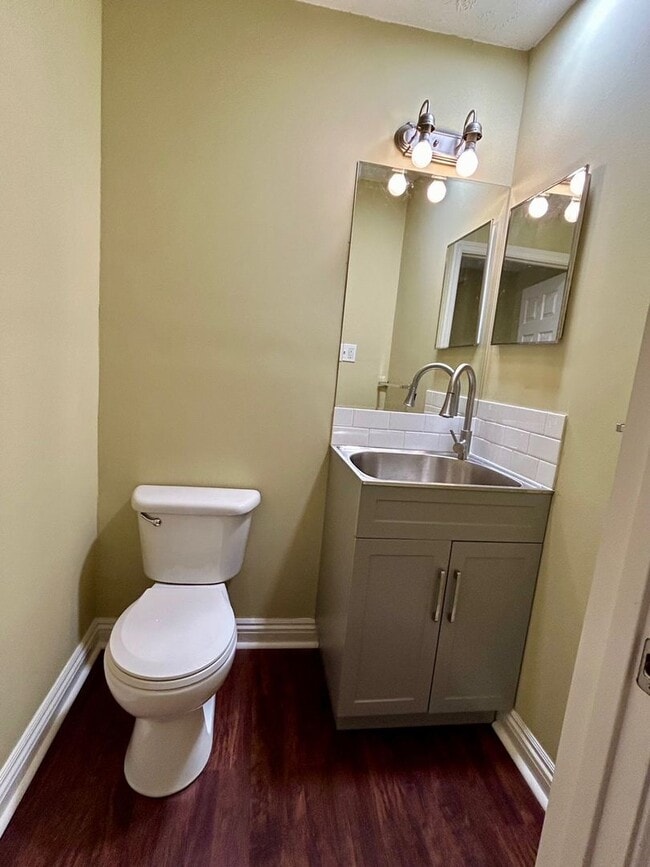 Building Photo - Town house