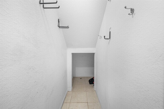 Building Photo - 2940 Florida Blvd