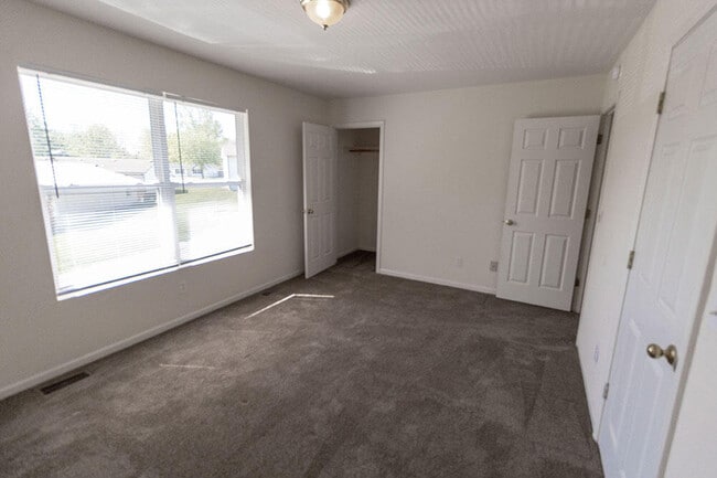 Building Photo - 430 NE Park Ln