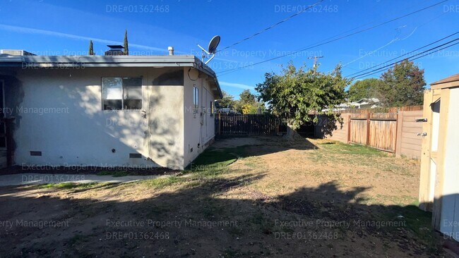 Building Photo - 3 bedroom/ 1.5 bathroom home with a detach...