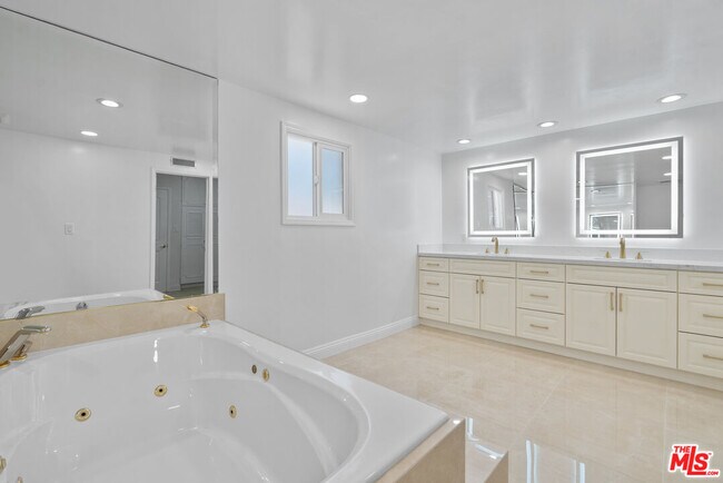 Building Photo - 4159 Regal Oak Dr