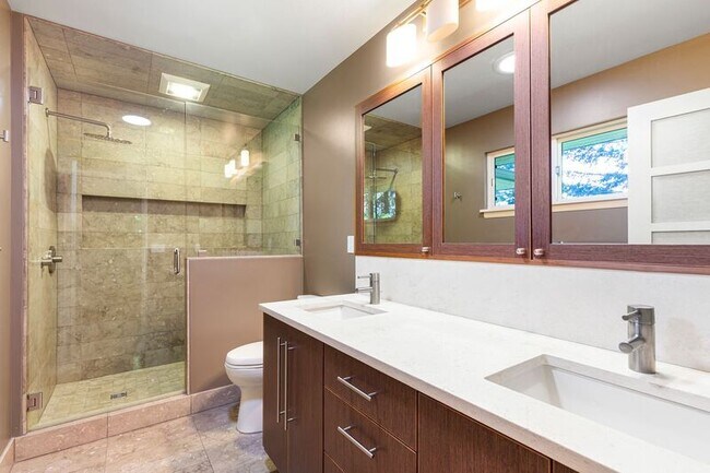 Building Photo - 2640 SW Vista Dr