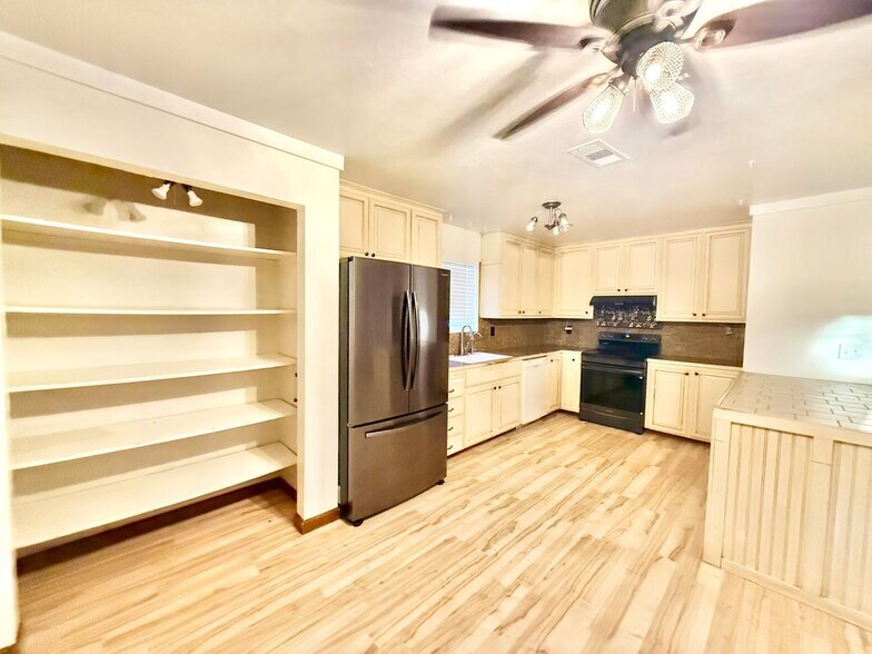 Building Photo - 482 Aztec Ln