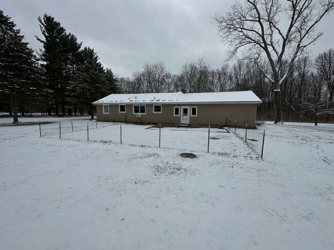 Building Photo - 3 Bedroom Home with Large Yard – Western Schools