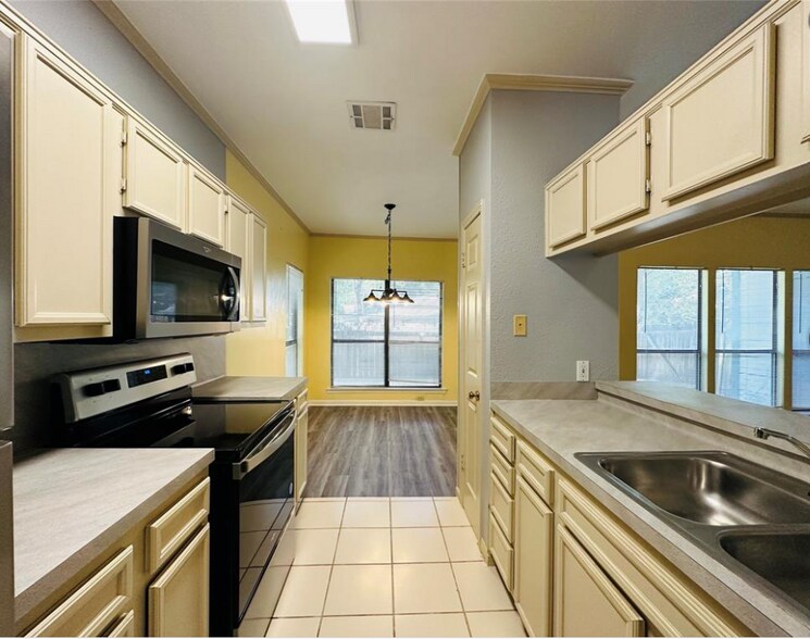 Building Photo - 6501 Columbia Oaks Ct