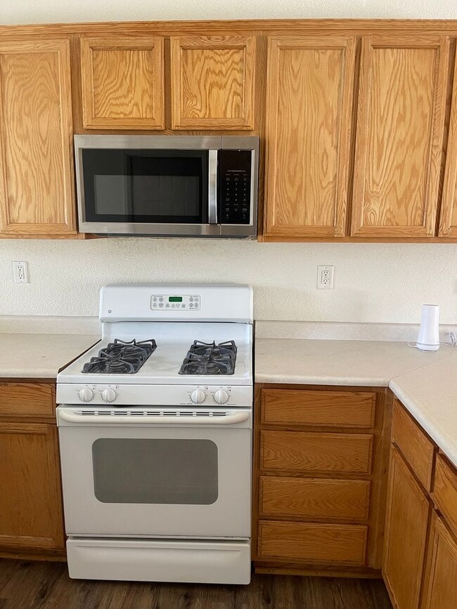 Building Photo - Beautiful 3 bedroom and 2 bath home ready for move in.