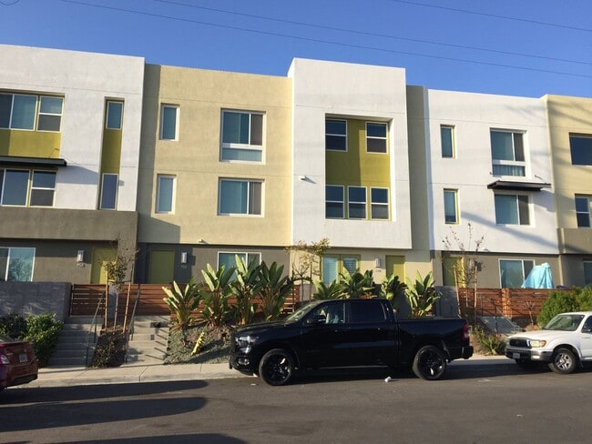 Building Photo - Completely upgraded large townhome with solar!!