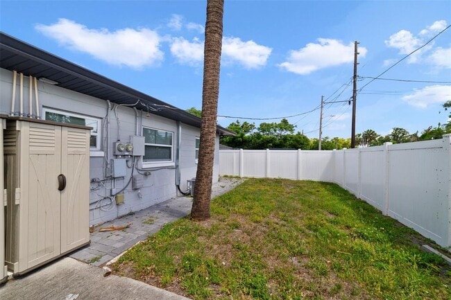 Building Photo - 4521 Edgewater Dr