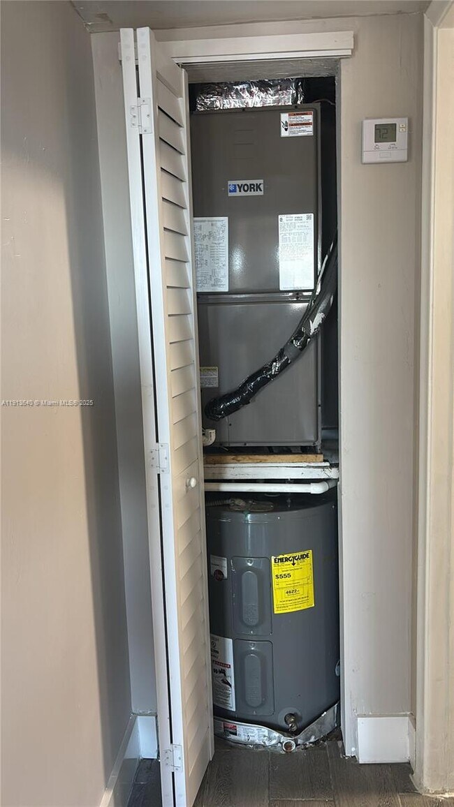 Building Photo - 13725 NE 6th Ave