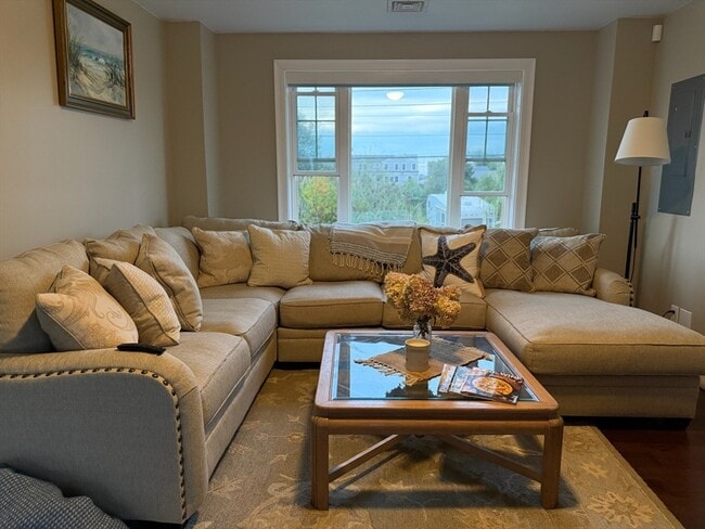 Building Photo - 345 Plymouth Ave