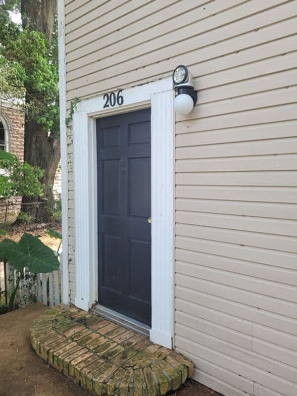 Building Photo - 206 E Howry Ave