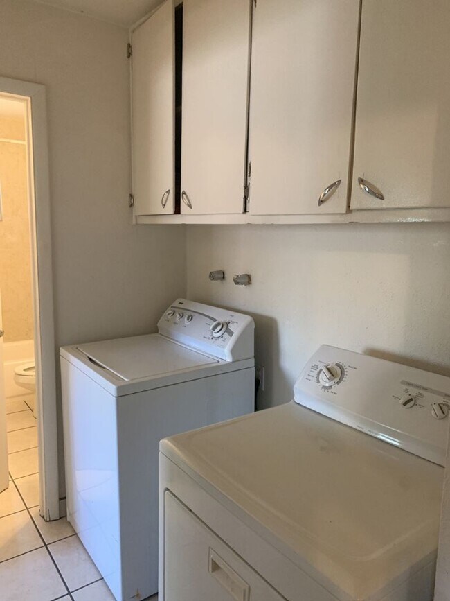 Building Photo - 1105-1107 Baker St Duplex