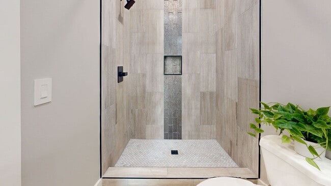 Building Photo - 5BR/5BA Fort Sanders Townhome | Corner of ...