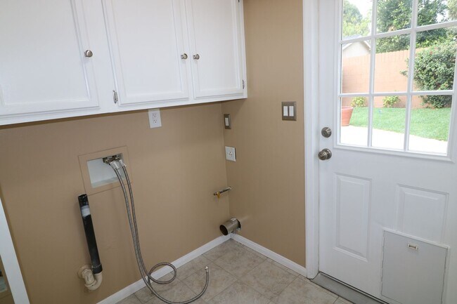 Building Photo - Charming home in West Hills adjacent neighborhood!