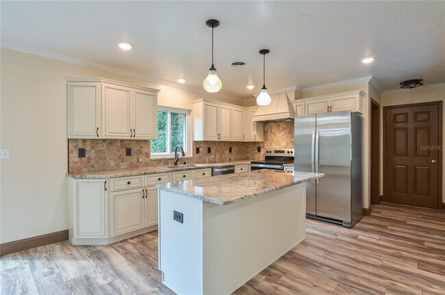 Building Photo - 1846 SE Lake Weir Ave