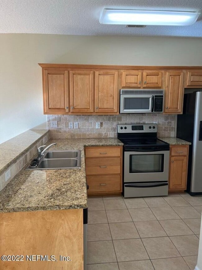Building Photo - Beautiful Townhome in Biscayne Bay!