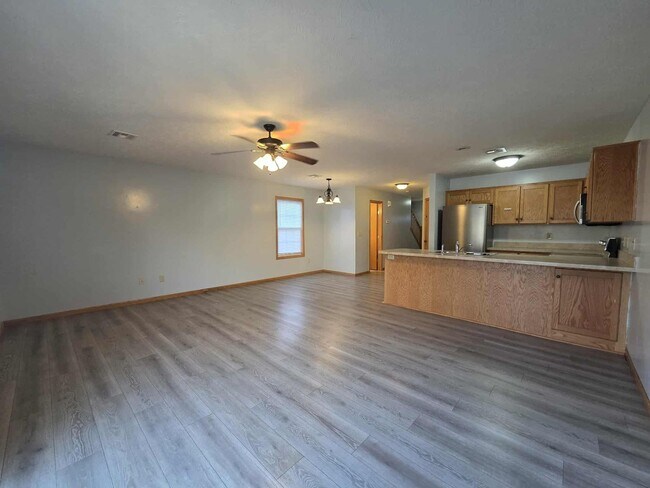 Building Photo - Spacious Town House!!