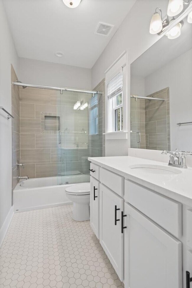 Building Photo - 2 bedroom with bonus space in Cahaba Heights!