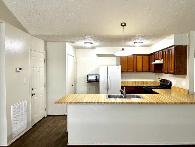 Building Photo - 13322 Oak Ledge Dr