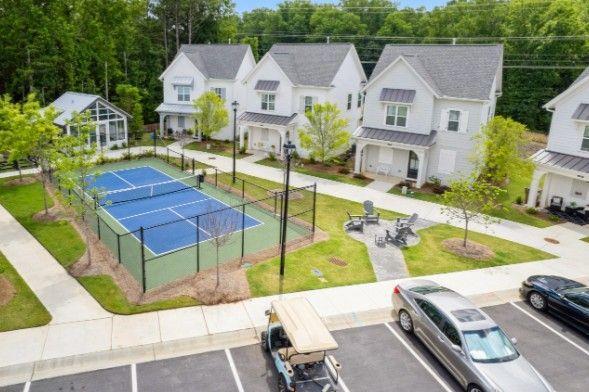 Building Photo - 2028 Harvest Pond Cir