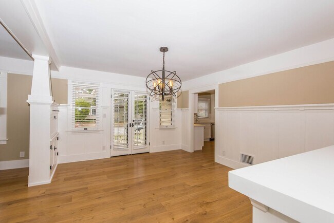 Building Photo - 306 N Shaffer St