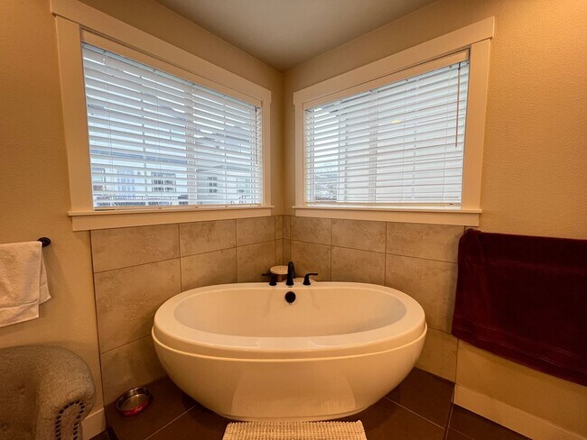 Building Photo - Beautiful Beaverton 3 Bedroom 2.5 Bathroom ~ Home In River Terrace w/ Level 2 EV Charger in Garage!