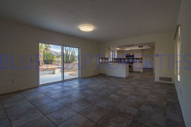 Building Photo - Stunning home off Sunrise and Swan!
