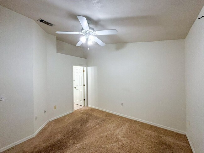 Building Photo - Victoria Station #156 - Pet Friendly!