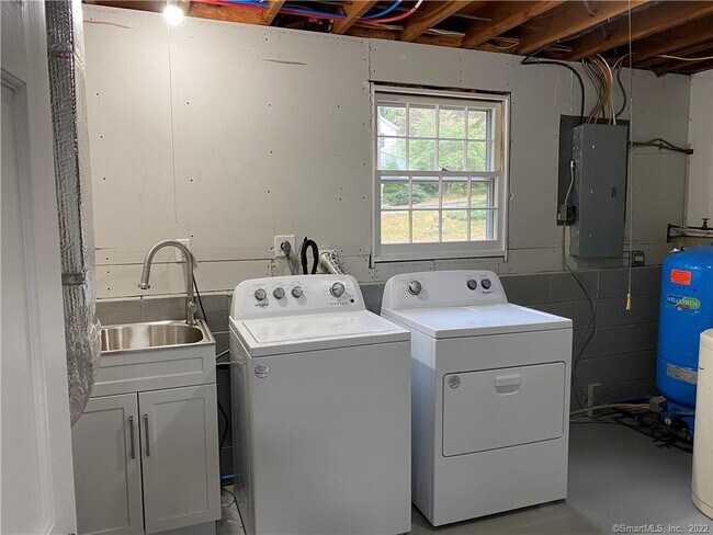 Building Photo - 65 Cherry Ln
