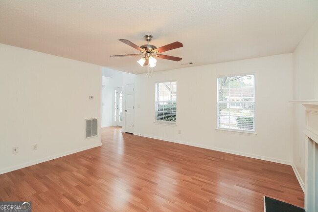 Building Photo - 3442 Creekview Dr
