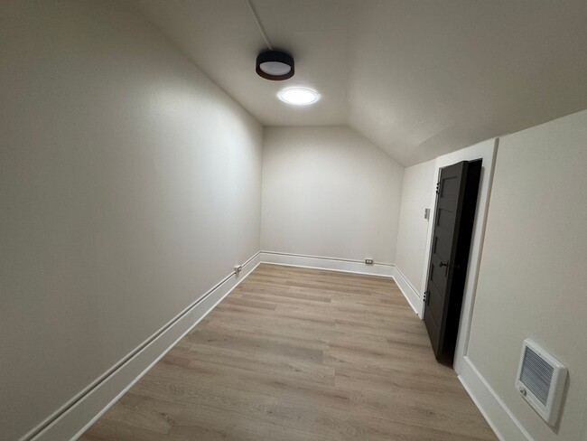 Building Photo - 1bd/1ba Seattle House
