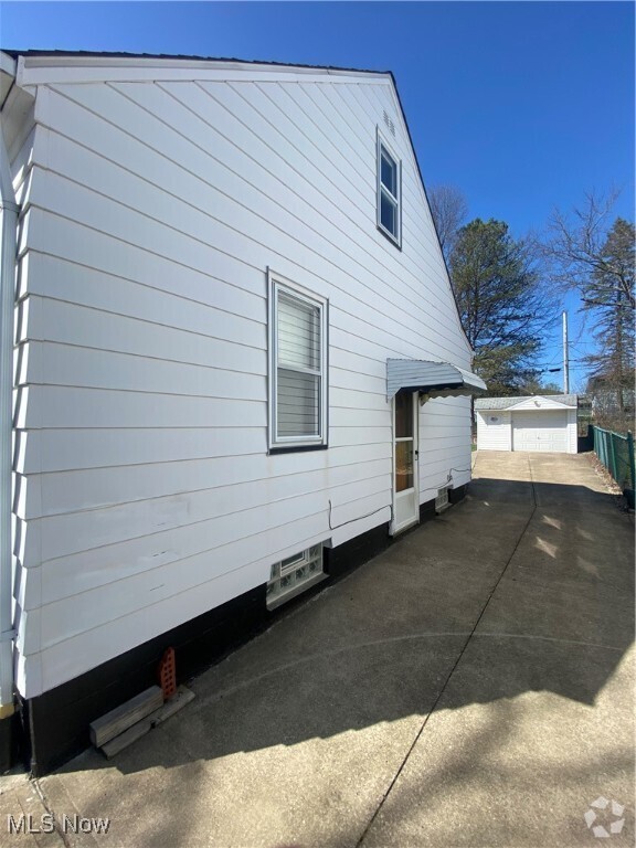 Building Photo - 15405 Corkhill Rd