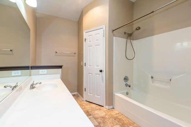 Building Photo - 3 Bed | 2 Bath in Broken Arrow!