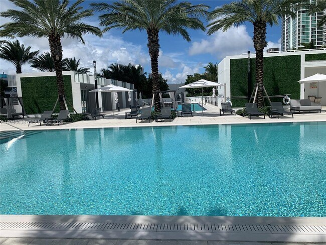 Building Photo - 851 NE 1st Ave