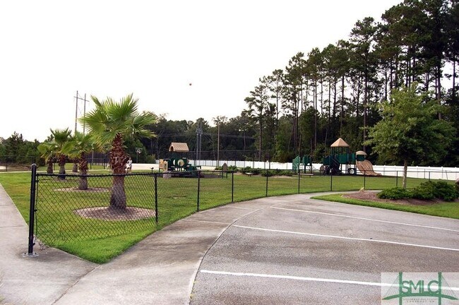 Building Photo - 3 Bedroom/2Bath+Bonus Room & Private Back Yard