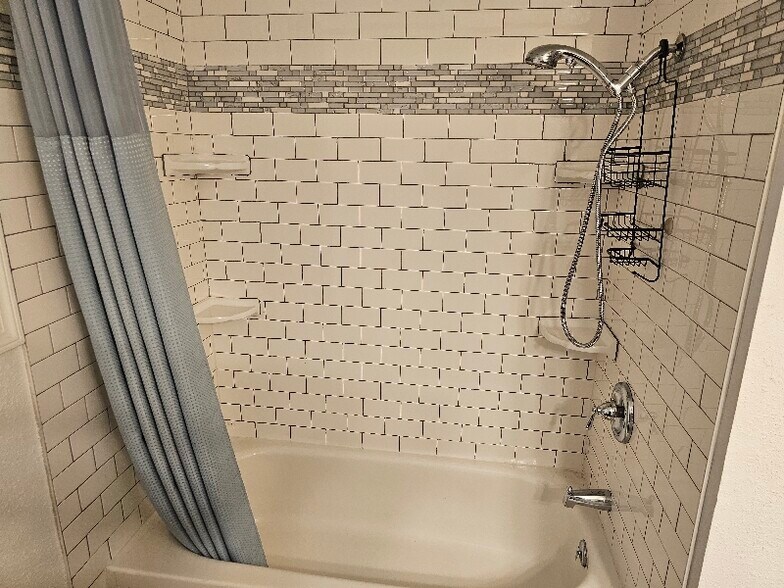 Building Photo - 905 Denise Ct SE