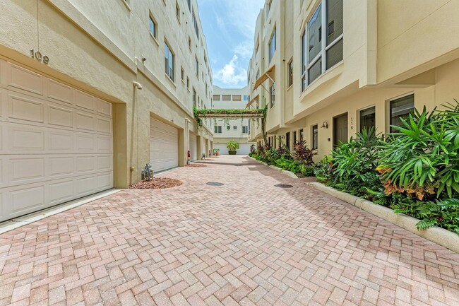 Building Photo - ANNUAL DOWNTOWN SARASOTA CONDO - WALK EVER...