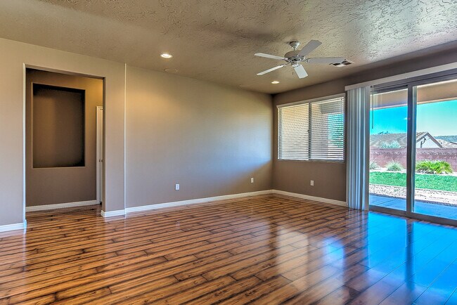 Building Photo - Beautiful Coral Canyon Home with Modern Up...