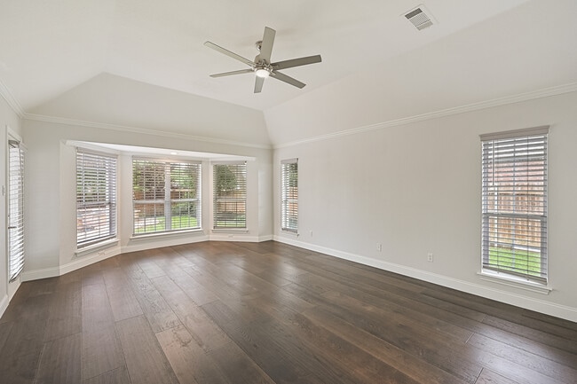 Building Photo - 711 Saratoga Dr