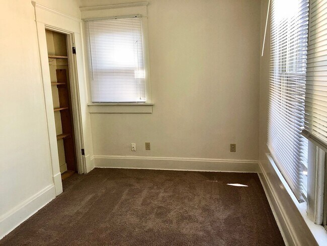 Building Photo - 5 Bedroom House - Walking distance from Central Campus