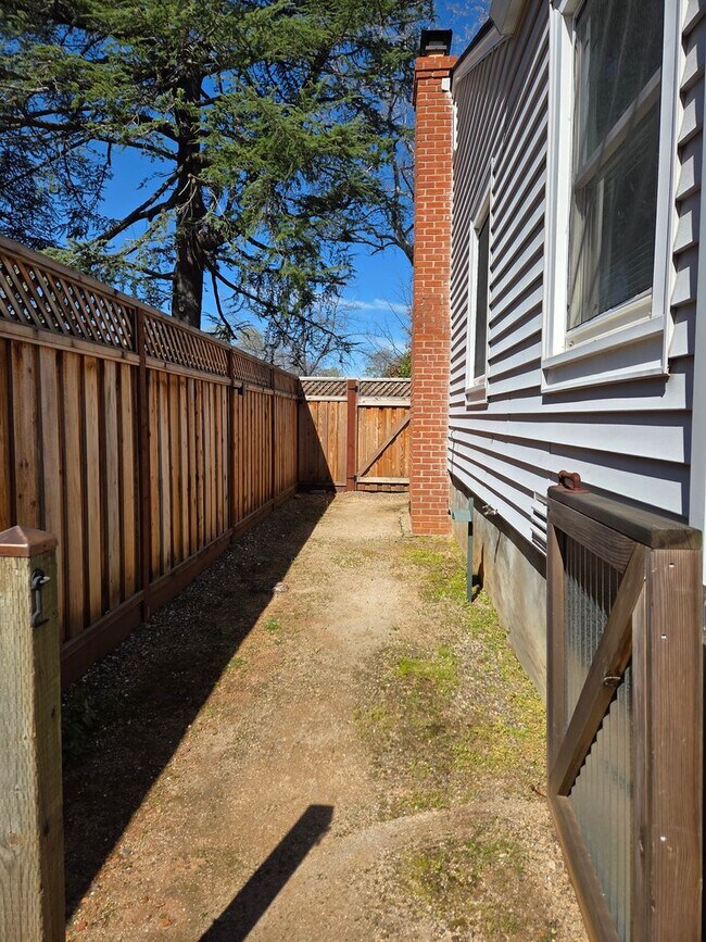 Building Photo - Historic Folsom 2 Bdrm, 1 Bath