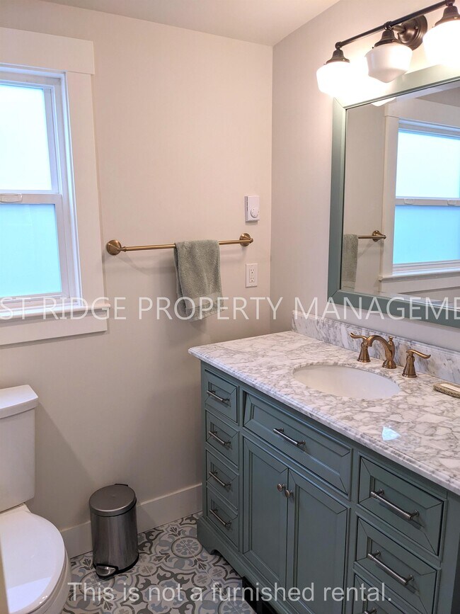 Building Photo - 34 NE Ivy St