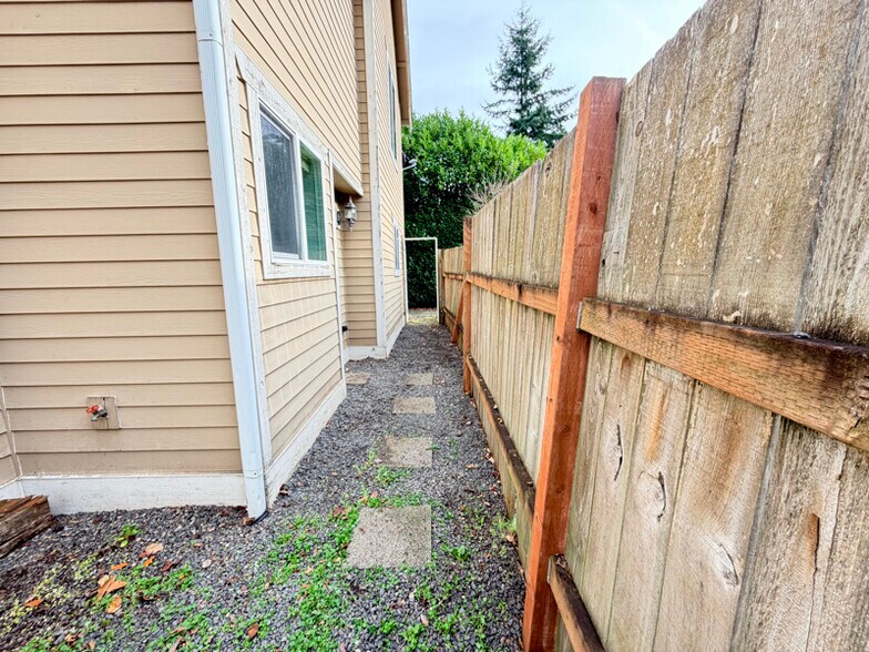 Building Photo - 1854 Hillcrest Ave