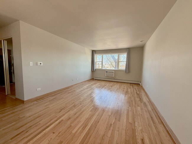 Building Photo - 4600 N Cumberland Ave