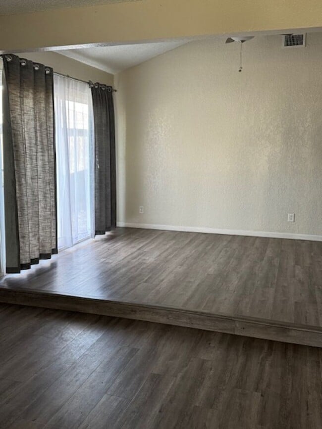 Building Photo - Nice and Clean 2 Bedroom 1 Bath Duplex in Orangevale