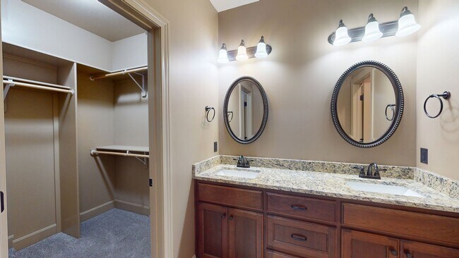 Building Photo - Townhome in Savannah schools!