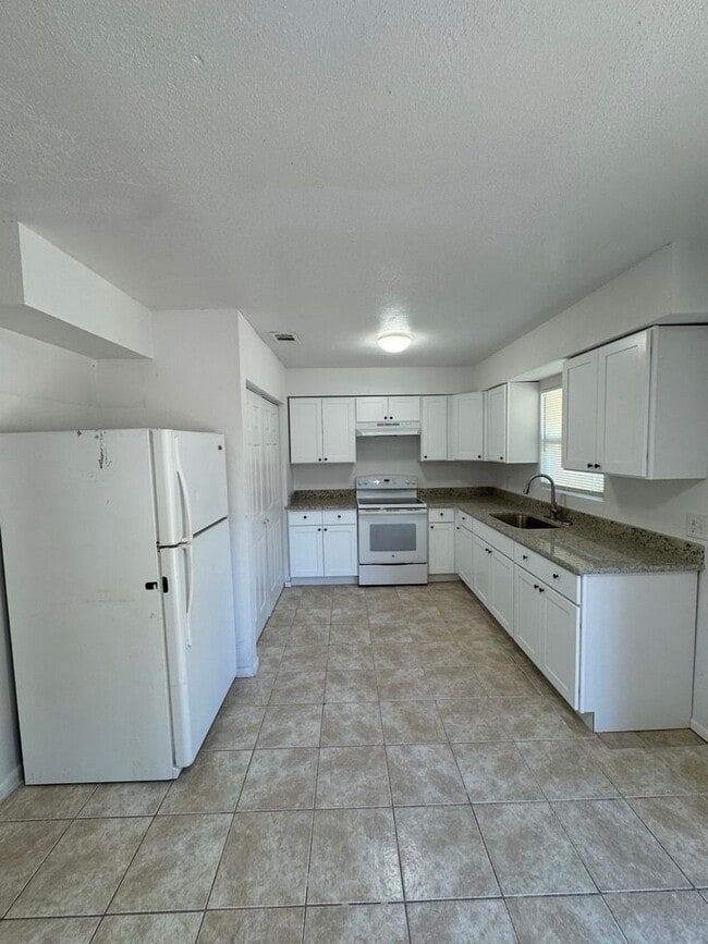 Building Photo - Roselle Ave