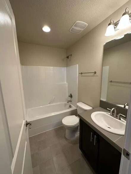 Bathroom inside the second bedroom - 13102 SW Aubergine Ter