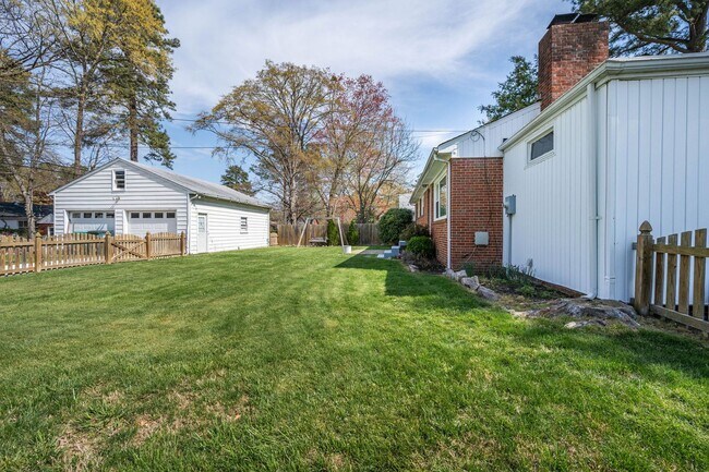 Building Photo - 3 Bedroom Home For Rent in Sandston VA With Detached Garage, Fenced Yard, and Lawn Care Included